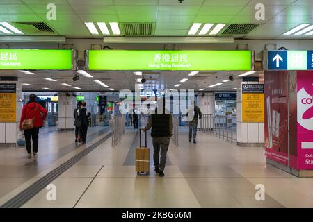 Passagiere mit Schutzmasken gehen am 3. Februar 2020 durch eine Halle am Bahnhof Lo Wu in Hongkong, China. Die Regierung von Hongkong kündigte an, dass alle Grenzübergänge geschlossen werden, mit Ausnahme der Brücke Hongkong-Zhuhai-Macau, des Hafens von Shenzhen Bay und des internationalen Flughafens. Der Bahnhof Lo Wu wurde am 4. Februar 2020 geschlossen. (Foto von Yat Kai Yeung/NurPhoto) Stockfoto