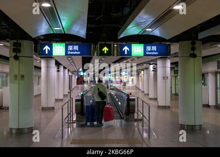 Passagiere mit Schutzmasken gehen am 3. Februar 2020 durch eine Halle am Bahnhof Lo Wu in Hongkong, China. Die Regierung von Hongkong kündigte an, dass alle Grenzübergänge geschlossen werden, mit Ausnahme der Brücke Hongkong-Zhuhai-Macau, des Hafens von Shenzhen Bay und des internationalen Flughafens. Der Bahnhof Lo Wu wurde am 4. Februar 2020 geschlossen. (Foto von Yat Kai Yeung/NurPhoto) Stockfoto