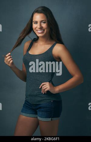 Schön zu sein kommt von Natur aus. Studioaufnahme einer schönen jungen Frau, die vor blauem Hintergrund posiert. Stockfoto