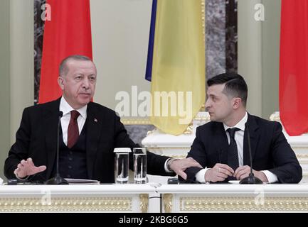 Der türkische Präsident Recep Tayyip Erdogan (L) und der ukrainische Präsident Wolodymyr Zelensky (R) nehmen nach ihrem Treffen am 03. Februar 2020 in Kiew, Ukraine, an einer Pressekonferenz Teil. (Foto von STR/NurPhoto) Stockfoto