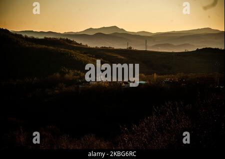 Der Sonnenuntergang ist über dem bulgarischen kleinen Dorf Rani List zu sehen, das 6 km von der Stadt Kardzhali entfernt ist. Die Region liegt in den östlichen Rhodopen, waren vor allem die Bevölkerung Muslime, Rani List, Kardzhali, Bulgarien am 03. Februar 2020 (Foto von Hristo Rusev/NurPhoto) Stockfoto