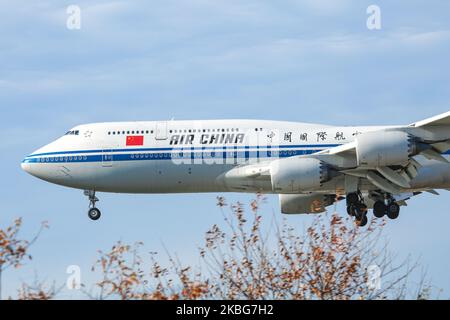 Air China Boeing 747-8-Verkehrsflugzeuge, auch bekannt als Queen of the Skies, fliegen am 23. Januar 2020 bei der endgültigen Landung auf dem John F. Kennedy International Airport in New York JFK. Das Doppeldecker-Großraumflugzeug mit Jumbo-Düsenflugzeugen verfügt über die Zulassung B-2486 und 4x GE-Triebwerke. Air China Limited ist der Flaggenträger der Volksrepublik China mit Sitz und Stab in Beijing Capital. Die Fluggesellschaft verfügt über 429 Flugzeuge und ist Mitglied der Star Alliance Aviation Group. CA CCA verbindet den internationalen Flughafen Beijing Capital mit New York City. NY, USA (Foto von Nicolas Eco Stockfoto