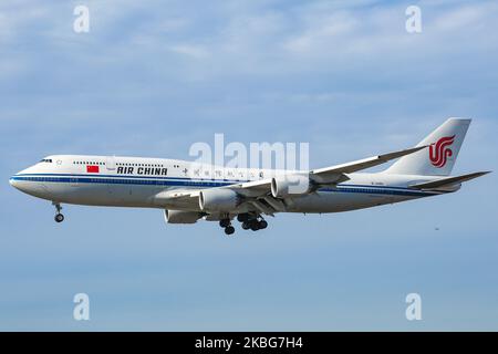 Air China Boeing 747-8-Verkehrsflugzeuge, auch bekannt als Queen of the Skies, fliegen am 23. Januar 2020 bei der endgültigen Landung auf dem John F. Kennedy International Airport in New York JFK. Das Doppeldecker-Großraumflugzeug mit Jumbo-Düsenflugzeugen verfügt über die Zulassung B-2486 und 4x GE-Triebwerke. Air China Limited ist der Flaggenträger der Volksrepublik China mit Sitz und Stab in Beijing Capital. Die Fluggesellschaft verfügt über 429 Flugzeuge und ist Mitglied der Star Alliance Aviation Group. CA CCA verbindet den internationalen Flughafen Beijing Capital mit New York City. NY, USA (Foto von Nicolas Eco Stockfoto