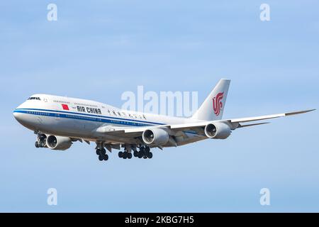 Air China Boeing 747-8-Verkehrsflugzeuge, auch bekannt als Queen of the Skies, fliegen am 23. Januar 2020 bei der endgültigen Landung auf dem John F. Kennedy International Airport in New York JFK. Das Doppeldecker-Großraumflugzeug mit Jumbo-Düsenflugzeugen verfügt über die Zulassung B-2486 und 4x GE-Triebwerke. Air China Limited ist der Flaggenträger der Volksrepublik China mit Sitz und Stab in Beijing Capital. Die Fluggesellschaft verfügt über 429 Flugzeuge und ist Mitglied der Star Alliance Aviation Group. CA CCA verbindet den internationalen Flughafen Beijing Capital mit New York City. NY, USA (Foto von Nicolas Eco Stockfoto