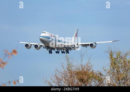 Air China Boeing 747-8-Verkehrsflugzeuge, auch bekannt als Queen of the Skies, fliegen am 23. Januar 2020 bei der endgültigen Landung auf dem John F. Kennedy International Airport in New York JFK. Das Doppeldecker-Großraumflugzeug mit Jumbo-Düsenflugzeugen verfügt über die Zulassung B-2486 und 4x GE-Triebwerke. Air China Limited ist der Flaggenträger der Volksrepublik China mit Sitz und Stab in Beijing Capital. Die Fluggesellschaft verfügt über 429 Flugzeuge und ist Mitglied der Star Alliance Aviation Group. CA CCA verbindet den internationalen Flughafen Beijing Capital mit New York City. NY, USA (Foto von Nicolas Eco Stockfoto