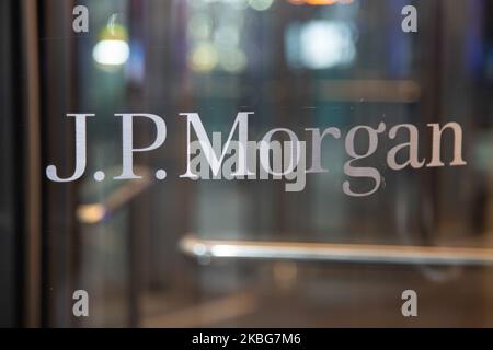 Das J.P. Morgan-Logo am 23. Januar 2020 am Eingang eines Bürogebäudes aus Glas in Midtown Manhattan, New York, USA. JPMorgan Chase & Co. Ist eine amerikanische multinationale Investmentbank und Finanzdienstleistungsholding mit Sitz in New York City. NY, USA (Foto von Nicolas Economou/NurPhoto) Stockfoto