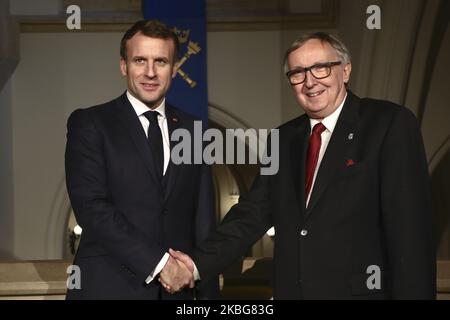 Wojciech Nowa der Rektor der Jagiellonen-Universität begrüßt am 4.. Februar 2020 den französischen Präsidenten Emmanuel Macron an der Jagiellonen-Universität in Krakau, Polen. (Foto von Beata Zawrzel/NurPhoto) Stockfoto