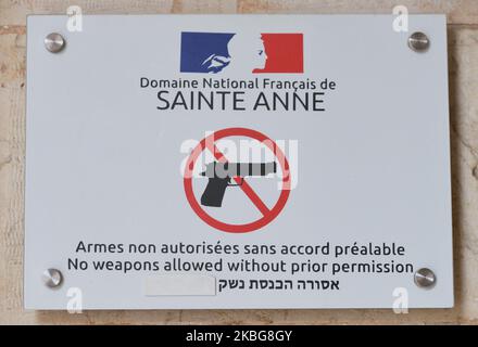 Ein Schild "Sainte Anne" am Eingang zur Kirche Saint Anne, einer römisch-katholischen französischen Kirche und französischem Staatsgebiet, das sich am Anfang der Via Dolorosa, in der Nähe des Löwentors in Jerusalem befindet. Am Dienstag, den 4. Februar 2020, in Jerusalem, Israel. (Foto von Artur Widak/NurPhoto) Stockfoto