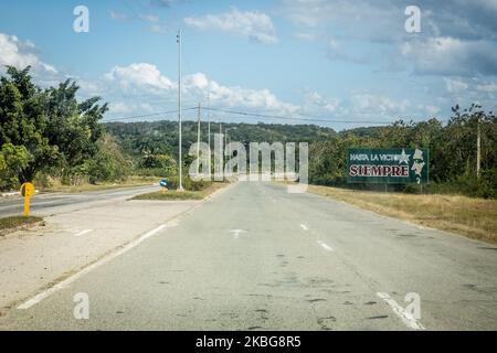 Ein Plakat von Che Guevara „Hasta la Victoria Siempre“ ist am 19. Januar 2020 in der Straße bei Cinfuegos in Cinfuegos, Kuba, zu sehen. Cienfuegos ist die Hauptstadt der Provinz Cienfuegos, eine Stadt an der Südküste Kubas. Im Jahr 2005 wurde das städtische historische Zentrum von Cienfuegos von der UNESCO in die Liste des Weltkulturerbes aufgenommen und zitierte Cienfuegos als das beste erhaltene Beispiel für die Umsetzung der spanischen Aufklärung im frühen 19.. Jahrhundert in der Stadtplanung. (Foto von Manuel Romano/NurPhoto) Stockfoto