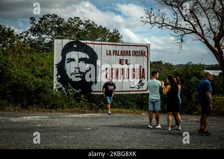 Ansicht eines Plakats von Che Guevara in Pinar del Rio, Kuba, am 18. Januar 2020. Vinales ist eine kleine Stadt und Gemeinde in der nordzentralen Provinz Pinar del Río von Kuba. Das Viñales-Tal ist seit November 1999 zum UNESCO-Weltkulturerbe ernannt worden. (Foto von Manuel Romano/NurPhoto) Stockfoto