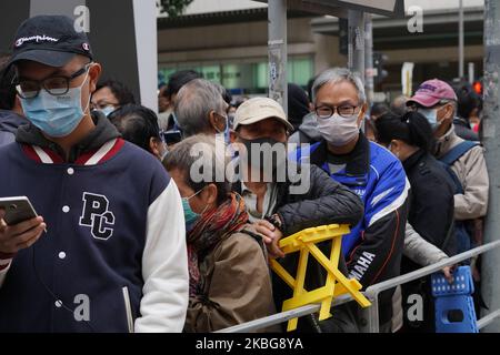 Menschen, die am 5. Februar 2020 auf der Straße in Hongkong Masken tragen. Über tausend Menschen stehen Schlange, um vor dem Laden Schutzmasken zu kaufen. (Foto von Yat Kai Yeung/NurPhoto) Stockfoto