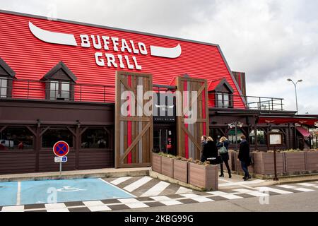 Bretigny-sur-Orge, Frankreich, 28. Januar 2020. Gäste betreten ein Buffalo Grill Restaurant. Das berühmte rote Dach der Kette hat sich mit seinem neuen amerikanisch inspirierten Konzept nicht verändert, aber die Außen- und Inneneinrichtung wurde komplett neu gestaltet. (Foto von Emeric Fohlen/NurPhoto) Stockfoto