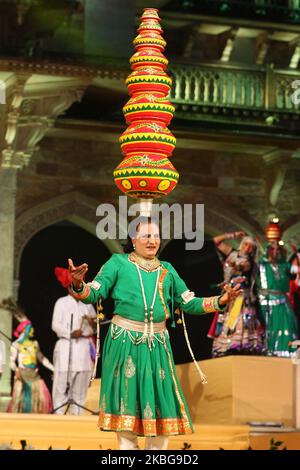 Ein Künstler tritt während einer Zeremonie auf, um UNESCO-Kulturerbe Zertifikat nach Jaipur Stadt, in Albert Hall in Jaipur, Rajasthan, Indien Mittwoch, 5. Februar 2020 zu präsentieren. (Foto von Vishal Bhatnagar/NurPhoto) Stockfoto