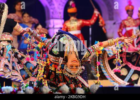 Ein Künstler treten während einer Zeremonie auf, um das UNESCO-Kulturerbe-Zertifikat der Stadt Jaipur in der Albert Hall in Jaipur, Rajasthan, Indien, am Mittwoch, den 5. Februar 2020, zu präsentieren. (Foto von Vishal Bhatnagar/NurPhoto) Stockfoto