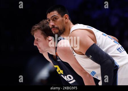 Gustavo Ayon (R) von Zenit St. Petersburg und Jan Vesely von Fenerbahce Beko Istanbul sehen sich während des EuroLeague-Basketballspiels zwischen Zenit St. Petersburg und Fenerbahce Beko Istanbul am 5. Februar 2020 im Yubileyny Sports Palace in St. Petersburg, Russland, an. (Foto von Mike Kireev/NurPhoto) Stockfoto