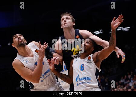 Jan Vesely (C) von Fenerbahce Beko Istanbul im Kampf gegen Gustavo Ayon (L) und Andrew Albicy von Zenit St. Petersburg während des EuroLeague-Basketballspiels zwischen Zenit St. Petersburg und Fenerbahce Beko Istanbul am 5. Februar 2020 im Yubileyny Sports Palace in Sankt Petersburg, Russland. (Foto von Mike Kireev/NurPhoto) Stockfoto