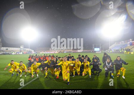 Adrian Petre und die Spieler von Rumänien U21 feiert mit den Fans nach dem Spiel der UEFA U21 Meisterschaft zwischen Rumänien U21 gegen Finnland U21, in Voluntari, Rumänien, am 14. November 2019. (Foto von Alex Nicodim/NurPhoto) Stockfoto