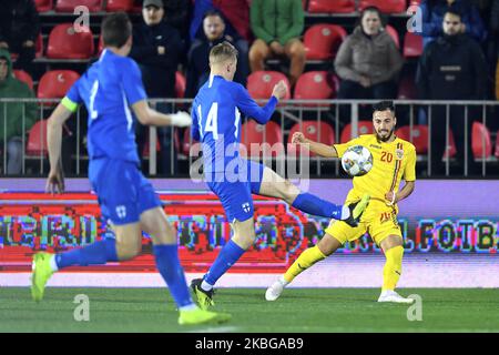 Andrei Ciobanu aus Rumänien U21 im Einsatz gegen Miko Virtanen aus Finnland U21 während des Spiels der UEFA U21-Meisterschaft zwischen Rumänien U21 und Finnland U21 am 14. November 2019 in Voluntari, Rumänien. (Foto von Alex Nicodim/NurPhoto) Stockfoto