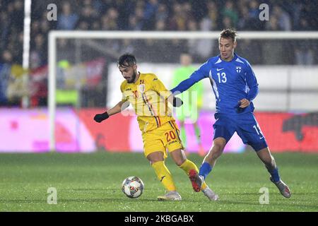 Andrei Ciobanu von Rumänien U21 im Einsatz gegen Eetu Vertainen von Finnland U21 während des Spiels der UEFA U21-Meisterschaft zwischen Rumänien U21 gegen Finnland U21, in Voluntari, Rumänien, am 14. November 2019. (Foto von Alex Nicodim/NurPhoto) Stockfoto