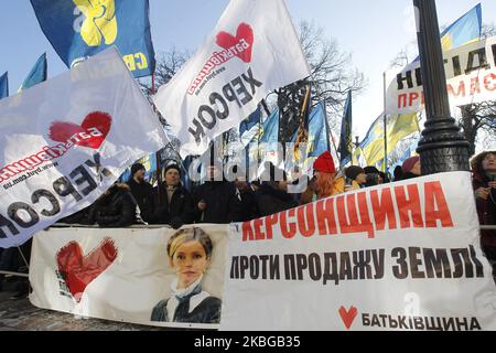 Demonstranten nehmen am 06. Februar 2020 an einer Kundgebung gegen Landreform und Landverkauf in der Nähe des ukrainischen Parlaments in Kiew, Ukraine, Teil. Die Demonstranten stehen gegen den Verkauf von Grundstücken und die Regierungen planen eine Öffnung des Landmarktes in der Ukraine. Am 13. November 2019 stimmte das ukrainische Parlament in erster Lesung für das Gesetz, das die Aufhebung des Moratoriums für den Verkauf von Grundstücken in der Ukraine vorsieht, laut Medien (Foto: Str/NurPhoto) Stockfoto