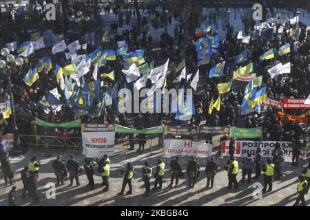 Demonstranten nehmen am 06. Februar 2020 in Kiew, Ukraine, an einer Kundgebung gegen Landreform und Landverkauf Teil. Die Demonstranten stehen gegen den Verkauf von Grundstücken und die Regierungen planen eine Öffnung des Landmarktes in der Ukraine. Am 13. November 2019 stimmte das ukrainische Parlament in erster Lesung für das Gesetz, das die Aufhebung des Moratoriums für den Verkauf von Grundstücken in der Ukraine vorsieht, laut Medien (Foto: Str/NurPhoto) Stockfoto