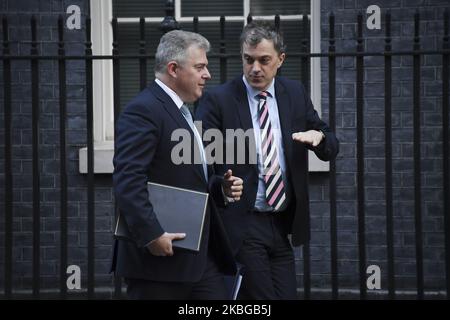 Der britische Staatsminister Brandon Lewis (L) und der nordirische Sekretär Julian Smith verlassen das Land, nachdem sie am 6. Februar 2019 an der wöchentlichen Kabinettssitzung in der Downing Street 10, London, teilgenommen hatten. (Foto von Alberto Pezzali/NurPhoto) Stockfoto