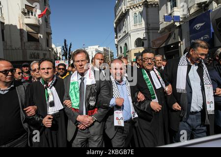 Noureddine Taboubi (3. R), die Generalsekretärin der Tunesischen Allgemeinen Arbeitsunion (UGTT), nimmt an einem nationalen marsch auf der Hauptstraße Habib Bourguiba Teil, um gegen den „Friedensplan“ für den Nahen Osten zu protestieren, der als „Jahrhundertdeal“ bezeichnet wird, der von US-Präsident Donald Trump enthüllt wurde. Tunesien am 05. Februar 2020. (Foto von Chedly Ben Ibrahim/NurPhoto) Stockfoto