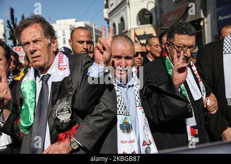 Noureddine Taboubi (C), der Generalsekretär der Tunesischen Allgemeinen Arbeitsunion (UGTT), Macht das Siegeszeichen, als er an einem nationalen marsch auf der Hauptstraße Habib Bourguiba teilnimmt, um gegen den „Friedensplan“ für den Nahen Osten zu protestieren, der als „Jahrhundertdeal“ bezeichnet wird und der am 05. Februar 2020 von US-Präsident Donald Trump in Tunis, Tunesien, enthüllt wurde. (Foto von Chedly Ben Ibrahim/NurPhoto) Stockfoto