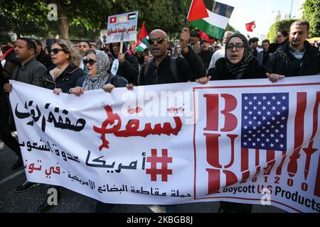 Tunesische Demonstranten schwenken die Flagge Palästinas, während sie ein riesiges Banner mit der Aufschrift auf Arabisch halten: ‘US is the enemy of the people, down with the Deal of the Century, Boykott von US-Produkten“ während eines nationalen marsches auf der Hauptstraße Habib Bourguiba, um gegen den „Friedensplan“ für den Nahen Osten zu protestieren, der als „Jahrhundertdeal“ bezeichnet wird, der am 05. Februar 2020 von US-Präsident Donald Trump in Tunis, Tunesien, enthüllt wurde. (Foto von Chedly Ben Ibrahim/NurPhoto) Stockfoto