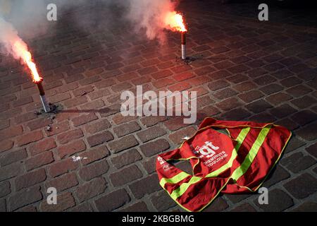 Flares mit einer Jacke der CGT Union am Ende der Demo. Fast 20 000 Demonstranten demonstrierten in Toulouse für die Demonstration 9., die von fast allen Gewerkschaften (CGT, Sud, UNL, UNEF, FO, CFE-CGC usw.). Die Demonstranten fordern den Rückzug der neuen Rentenreform (Alter, Rente, Bedingungen usw.). Macrons Regierung schlägt einen Wechsel von einem Renten-System nach dem Entgelt in ein System nach Punkten (Kapitalisierung) vor. Die französische Regierung will auch eine Vereinigung aller Rentensysteme in Frankreich (mit Ausnahme von Polizisten, Militär, Kongressabgeordneten, Senatoren und Ministern). Das geplante Gesetz beginnt Stockfoto