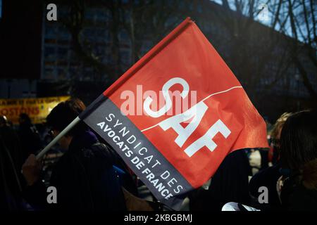 Flagge der SAF (Syndicat des Avocats de France: Französischer Juristenverband). Fast 20 000 Demonstranten demonstrierten in Toulouse für die Demonstration 9., die von fast allen Gewerkschaften (CGT, Sud, UNL, UNEF, FO, CFE-CGC usw.). Die Demonstranten fordern den Rückzug der neuen Rentenreform (Alter, Rente, Bedingungen usw.). Macrons Regierung schlägt einen Wechsel von einem Renten-System nach dem Entgelt in ein System nach Punkten (Kapitalisierung) vor. Die französische Regierung will auch eine Vereinigung aller Rentensysteme in Frankreich (mit Ausnahme von Polizisten, Militär, Kongressabgeordneten, Senatoren und Ministern). Das Projekt Stockfoto