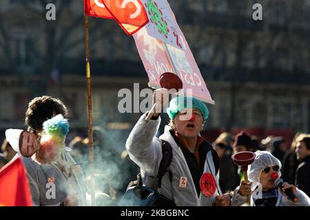 130 000 Demonstranten gingen am 6. Februar 2020 auf die Straßen von Paris, Frankreich, und protestierten gegen die Rentenreformen für die Demonstration von 9.. Viele verschiedene Arbeitsbereiche waren hier, von den Transportdiensten, wie Cheminots, sncf, ratp, Kanalisationsarbeiter, Studenten, Lehrer, Krankenhausdienste, auch die Feministinnen. Die Demonstration endete in der Ruhe, ohne dass die Polizei mit der Polizei in Verbindung stand. Die Feuerwehrleute löschen das Feuer eines Müllverbots. (Foto von Jerome Gilles/NurPhoto) Stockfoto