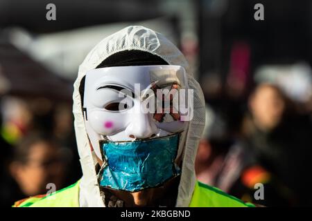 130 000 Demonstranten gingen am 6. Februar 2020 auf die Straßen von Paris, Frankreich, und protestierten gegen die Rentenreformen für die Demonstration von 9.. Viele verschiedene Arbeitsbereiche waren hier, von den Transportdiensten, wie Cheminots, sncf, ratp, Kanalisationsarbeiter, Studenten, Lehrer, Krankenhausdienste, auch die Feministinnen. Die Demonstration endete in der Ruhe, ohne dass die Polizei mit der Polizei in Verbindung stand. Die Feuerwehrleute löschen das Feuer eines Müllverbots. (Foto von Jerome Gilles/NurPhoto) Stockfoto