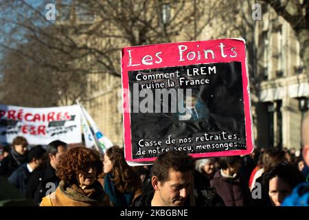 130 000 Demonstranten gingen am 6. Februar 2020 auf die Straßen von Paris, Frankreich, und protestierten gegen die Rentenreformen für die Demonstration von 9.. Viele verschiedene Arbeitsbereiche waren hier, von den Transportdiensten, wie Cheminots, sncf, ratp, Kanalisationsarbeiter, Studenten, Lehrer, Krankenhausdienste, auch die Feministinnen. Die Demonstration endete in der Ruhe, ohne dass die Polizei mit der Polizei in Verbindung stand. Die Feuerwehrleute löschen das Feuer eines Müllverbots. (Foto von Jerome Gilles/NurPhoto) Stockfoto