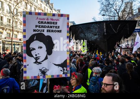 130 000 Demonstranten gingen am 6. Februar 2020 auf die Straßen von Paris, Frankreich, und protestierten gegen die Rentenreformen für die Demonstration von 9.. Viele verschiedene Arbeitsbereiche waren hier, von den Transportdiensten, wie Cheminots, sncf, ratp, Kanalisationsarbeiter, Studenten, Lehrer, Krankenhausdienste, auch die Feministinnen. Die Demonstration endete in der Ruhe, ohne dass die Polizei mit der Polizei in Verbindung stand. Die Feuerwehrleute löschen das Feuer eines Müllverbots. (Foto von Jerome Gilles/NurPhoto) Stockfoto