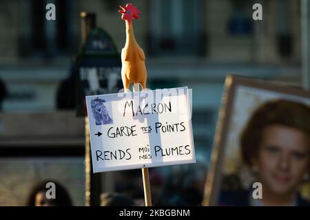 130 000 Demonstranten gingen am 6. Februar 2020 auf die Straßen von Paris, Frankreich, und protestierten gegen die Rentenreformen für die Demonstration von 9.. Viele verschiedene Arbeitsbereiche waren hier, von den Transportdiensten, wie Cheminots, sncf, ratp, Kanalisationsarbeiter, Studenten, Lehrer, Krankenhausdienste, auch die Feministinnen. Die Demonstration endete in der Ruhe, ohne dass die Polizei mit der Polizei in Verbindung stand. Die Feuerwehrleute löschen das Feuer eines Müllverbots. (Foto von Jerome Gilles/NurPhoto) Stockfoto