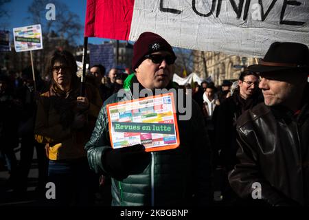 130 000 Demonstranten gingen am 6. Februar 2020 auf die Straßen von Paris, Frankreich, und protestierten gegen die Rentenreformen für die Demonstration von 9.. Viele verschiedene Arbeitsbereiche waren hier, von den Transportdiensten, wie Cheminots, sncf, ratp, Kanalisationsarbeiter, Studenten, Lehrer, Krankenhausdienste, auch die Feministinnen. Die Demonstration endete in der Ruhe, ohne dass die Polizei mit der Polizei in Verbindung stand. Die Feuerwehrleute löschen das Feuer eines Müllverbots. (Foto von Jerome Gilles/NurPhoto) Stockfoto