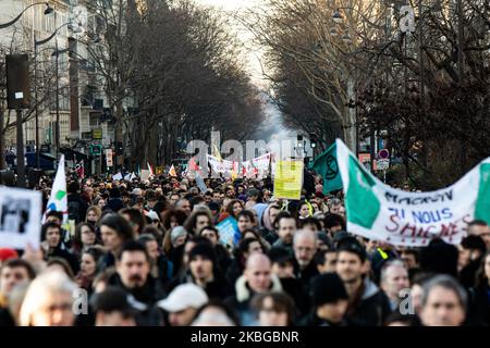 130 000 Demonstranten gingen am 6. Februar 2020 auf die Straßen von Paris, Frankreich, und protestierten gegen die Rentenreformen für die Demonstration von 9.. Viele verschiedene Arbeitsbereiche waren hier, von den Transportdiensten, wie Cheminots, sncf, ratp, Kanalisationsarbeiter, Studenten, Lehrer, Krankenhausdienste, auch die Feministinnen. Die Demonstration endete in der Ruhe, ohne dass die Polizei mit der Polizei in Verbindung stand. Die Feuerwehrleute löschen das Feuer eines Müllverbots. (Foto von Jerome Gilles/NurPhoto) Stockfoto