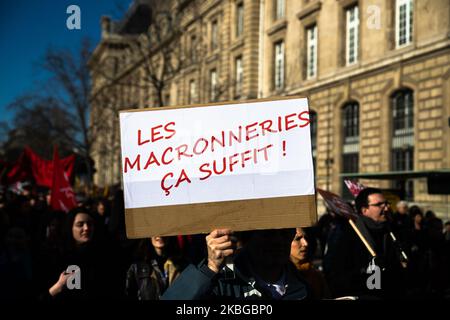 130 000 Demonstranten gingen am 6. Februar 2020 auf die Straßen von Paris, Frankreich, und protestierten gegen die Rentenreformen für die Demonstration von 9.. Viele verschiedene Arbeitsbereiche waren hier, von den Transportdiensten, wie Cheminots, sncf, ratp, Kanalisationsarbeiter, Studenten, Lehrer, Krankenhausdienste, auch die Feministinnen. Die Demonstration endete in der Ruhe, ohne dass die Polizei mit der Polizei in Verbindung stand. Die Feuerwehrleute löschen das Feuer eines Müllverbots. (Foto von Jerome Gilles/NurPhoto) Stockfoto