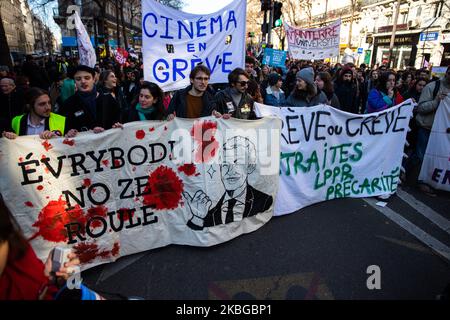 130 000 Demonstranten gingen am 6. Februar 2020 auf die Straßen von Paris, Frankreich, und protestierten gegen die Rentenreformen für die Demonstration von 9.. Viele verschiedene Arbeitsbereiche waren hier, von den Transportdiensten, wie Cheminots, sncf, ratp, Kanalisationsarbeiter, Studenten, Lehrer, Krankenhausdienste, auch die Feministinnen. Die Demonstration endete in der Ruhe, ohne dass die Polizei mit der Polizei in Verbindung stand. Die Feuerwehrleute löschen das Feuer eines Müllverbots. (Foto von Jerome Gilles/NurPhoto) Stockfoto