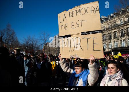 130 000 Demonstranten gingen am 6. Februar 2020 auf die Straßen von Paris, Frankreich, und protestierten gegen die Rentenreformen für die Demonstration von 9.. Viele verschiedene Arbeitsbereiche waren hier, von den Transportdiensten, wie Cheminots, sncf, ratp, Kanalisationsarbeiter, Studenten, Lehrer, Krankenhausdienste, auch die Feministinnen. Die Demonstration endete in der Ruhe, ohne dass die Polizei mit der Polizei in Verbindung stand. Die Feuerwehrleute löschen das Feuer eines Müllverbots. (Foto von Jerome Gilles/NurPhoto) Stockfoto