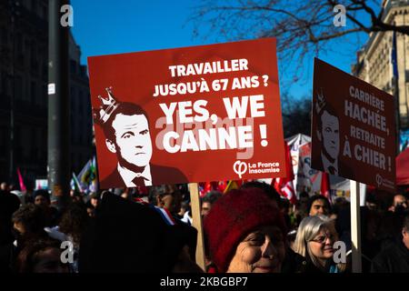 130 000 Demonstranten gingen am 6. Februar 2020 auf die Straßen von Paris, Frankreich, und protestierten gegen die Rentenreformen für die Demonstration von 9.. Viele verschiedene Arbeitsbereiche waren hier, von den Transportdiensten, wie Cheminots, sncf, ratp, Kanalisationsarbeiter, Studenten, Lehrer, Krankenhausdienste, auch die Feministinnen. Die Demonstration endete in der Ruhe, ohne dass die Polizei mit der Polizei in Verbindung stand. Die Feuerwehrleute löschen das Feuer eines Müllverbots. (Foto von Jerome Gilles/NurPhoto) Stockfoto