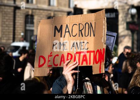 130 000 Demonstranten gingen am 6. Februar 2020 auf die Straßen von Paris, Frankreich, und protestierten gegen die Rentenreformen für die Demonstration von 9.. Viele verschiedene Arbeitsbereiche waren hier, von den Transportdiensten, wie Cheminots, sncf, ratp, Kanalisationsarbeiter, Studenten, Lehrer, Krankenhausdienste, auch die Feministinnen. Die Demonstration endete in der Ruhe, ohne dass die Polizei mit der Polizei in Verbindung stand. Die Feuerwehrleute löschen das Feuer eines Müllverbots. (Foto von Jerome Gilles/NurPhoto) Stockfoto