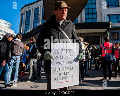 Ein alter Mann hält während des Schulstreiks für die Ozeane am 7.. Februar 2020 in Brüssel ein Plakat zur Unterstützung der Jugendlichen und seines Enkels. (Foto von Romy Arroyo Fernandez/NurPhoto) Stockfoto