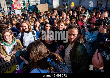 Anuna De Wever, Organisatorin der Klimaangriffe in Belgien, ist während des Schulstreiks für die Ozeane am 7.. Februar 2020 in Brüssel von weiteren Klimaaktivisten und den demonstrierenden Menschen umgeben. (Foto von Romy Arroyo Fernandez/NurPhoto) Stockfoto