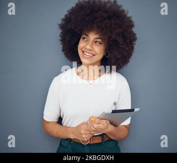 Schwarze Frau Afro, Tablet-Denken und Studio-Hintergrund für digitales Marketing auf Internet-App. Junge afrikanerin, glückliche mobile Technologie und Tagtraum Stockfoto