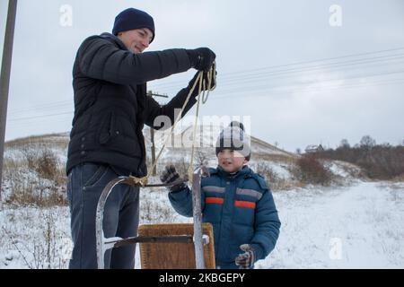 Halten Sie den Schlitten alten Klassiker zwei Brüder im Winter Stockfoto