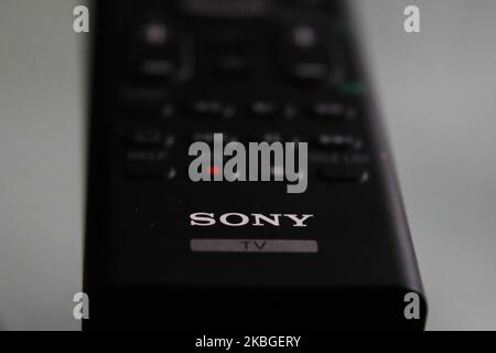 Das Sony Logo ist auf der Fernbedienung des Fernsehers zu sehen. Dieses Bild wurde am 2. Februar 2020 in Polen aufgenommen. (Foto von Jakub Porzycki/NurPhoto) Stockfoto