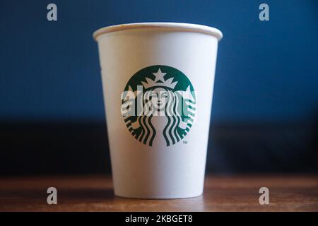 Das Starbucks-Logo ist auf der Tasse Kaffee aus Einwegpapier zu sehen, auf diesem Foto, das am 4. Februar 2020 in Krakau, Polen, aufgenommen wurde. (Foto von Jakub Porzycki/NurPhoto) Stockfoto