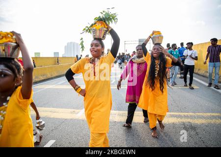 Hinduistische Anhänger tragen Milchkrüge auf ihren Köpfen, bevor sie am 07. Februar 2020 während des Thaipusam-Festivals in Kuala Lumpur, Malaysia, zum Tempel der Batu-Höhlen gehen. Thaipusam ist ein hinduistisches Fest, das vor allem von der tamilischen Gemeinde gefeiert wird. Eifrige Anhänger werden beten und Gelübde ablegen, wenn die Gebete erhört werden, und sie erfüllen die Gelübde, indem sie Teile ihres Körpers wie Wangen, Zungen und Rücken durchbohren, bevor sie einen „Kavadi“ oder Milchbehälter auf einer etwa vier Kilometer langen Glaubensreise tragen. Das Festival findet bis zum 09. Februar statt. (Foto von Chris Jung/NurPhoto) Stockfoto